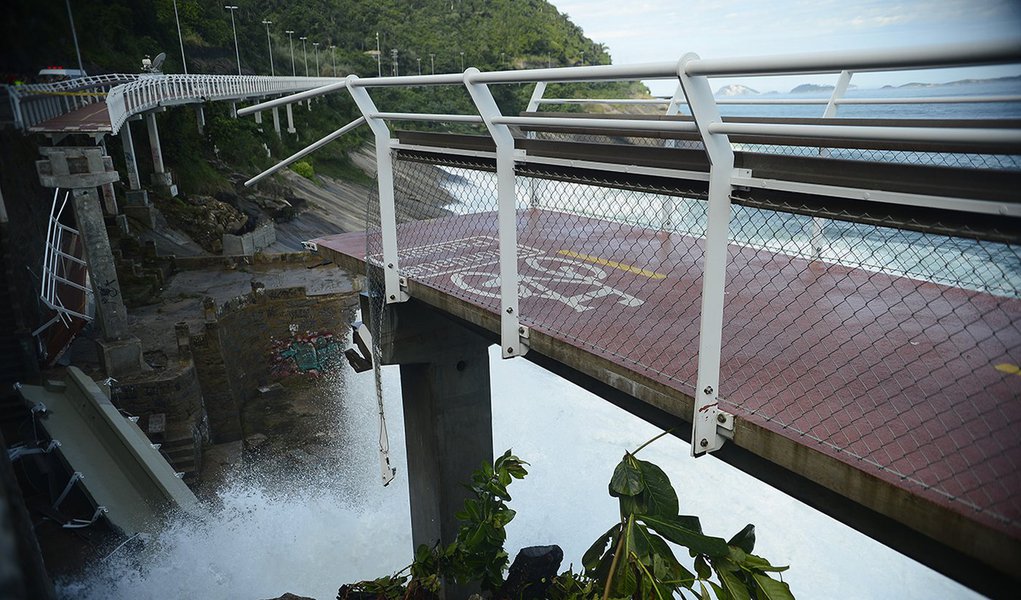 Rio de Janeiro - Desabamento de parte da recém-inaugurada ciclovia Tim Maia, na Avenida Niemeyer, durante uma ressaca no mar de São Conrado, deixa mortos e feridos (Fernando Frazão/Agência Brasil) (Foto: Leonardo Attuch) Rio de Janeiro - Desabamento de parte da recém-inaugurada ciclovia Tim Maia, na Avenida Niemeyer, durante uma ressaca no mar de São Conrado, deixa mortos e feridos (Fernando Frazão/Agência Brasil)