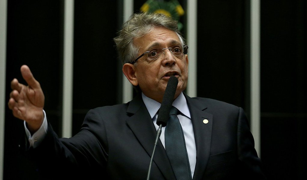 Brasília - Deputado Pauderney Avelino pede que Waldir Maranhão renuncie a presidência interina da Câmara dos Deputados (Wilson Dias/Agência Brasil) (Foto: Romulo Faro) Brasília - Deputado Pauderney Avelino pede que Waldir Maranhão renuncie a presidência interina da Câmara dos Deputados (Wilson Dias/Agência Brasil)