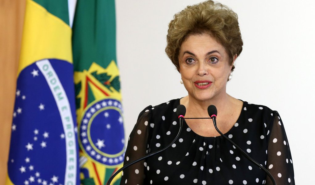 Brasília- DF 13-04-2016 Presidenta Dilma durante cerimônia de Assinatura de renovação de contrato de arrendamento entre a Secretaria Especial de Portos e o Terminal de Contêineres de Paranaguá Palácio do Planalto Foto Lula Marques/Agência PT (Foto: Roberta Namour) Brasília- DF 13-04-2016 Presidenta Dilma durante cerimônia de Assinatura de renovação de contrato de arrendamento entre a Secretaria Especial de Portos e o Terminal de Contêineres de Paranaguá Palácio do Planalto Foto Lula Marques/Agência PT