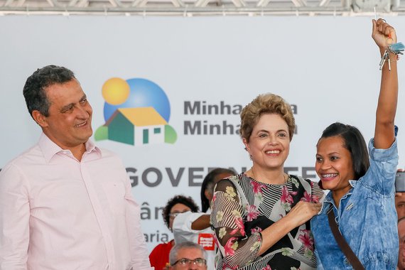 Salvador - BA, 26/04/2016. Presidenta Dilma Rousseff durante cerimônia de entrega de unidades habitacionais em Salvador/BA e entregas simultâneas em São Carlos/SP, em Pirassununga/SP, em Caucaia/CE e em Santa Maria/RS (Foto: Gilberto Kassab) Salvador - BA, 26/04/2016. Presidenta Dilma Rousseff durante cerimônia de entrega de unidades habitacionais em Salvador/BA e entregas simultâneas em São Carlos/SP, em Pirassununga/SP, em Caucaia/CE e em Santa Maria/RS