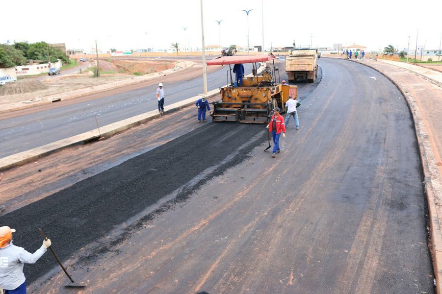 Operários trabalham na pavimentação asfáltica da MA-203. Foto: Divulgação (Foto: Leonardo Lucena) Operários trabalham na pavimentação asfáltica da MA-203. Foto: Divulgação