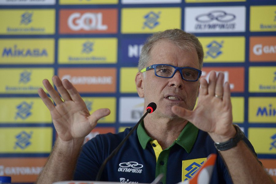 O técnico Bernardinho anuncia os convocados para defender a seleção masculina de vôlei. Foto: Alexandre Loureiro/ inovado (Foto: Leonardo Attuch) O técnico Bernardinho anuncia os convocados para defender a seleção masculina de vôlei. Foto: Alexandre Loureiro/ inovado