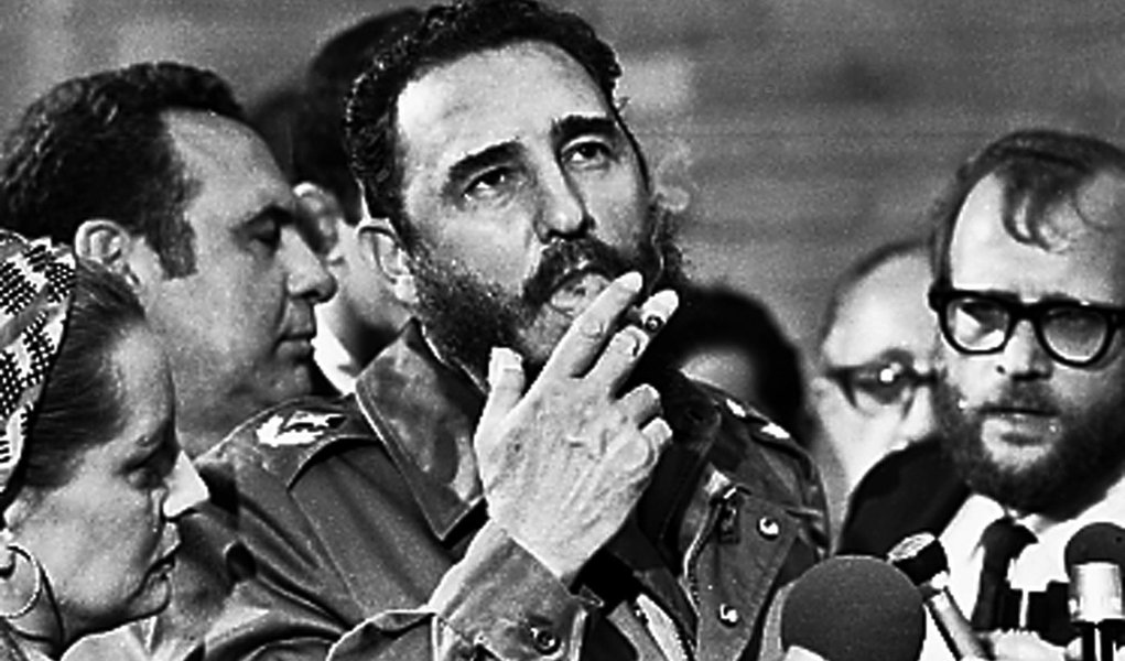 Fidel Castro fuma charuto durante entrevista à imprensa durante visita do senador norte-americano Charles McGovern em maio de 1975. REUTERS/Prensa Latina (CUBA) (Foto: Luciana Oliveira) Fidel Castro fuma charuto durante entrevista à imprensa durante visita do senador norte-americano Charles McGovern em maio de 1975. REUTERS/Prensa Latina (CUBA)