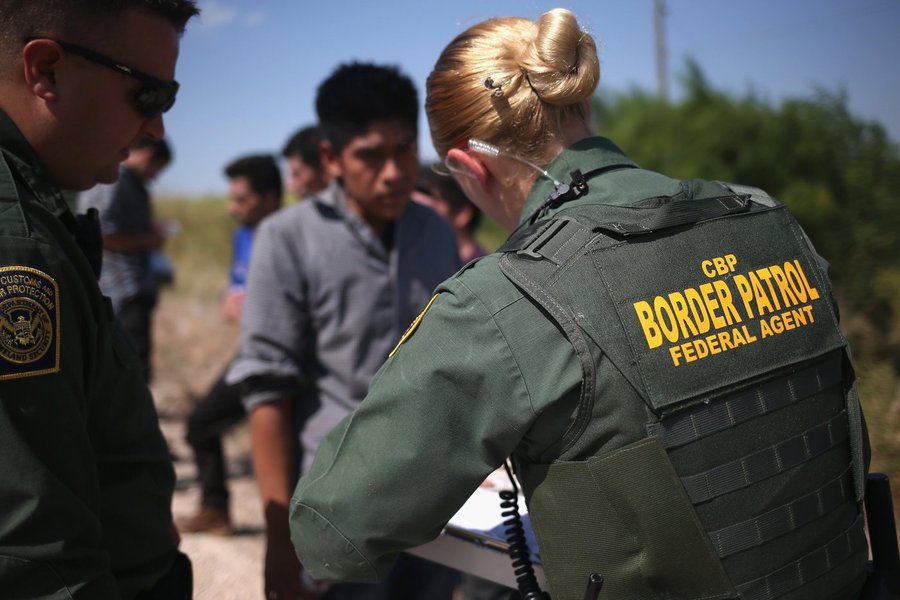 Agentes interrogam imigrantes ilegais na fronteira do México com os EUA (Foto: Giuliana Miranda) Agentes interrogam imigrantes ilegais na fronteira do México com os EUA