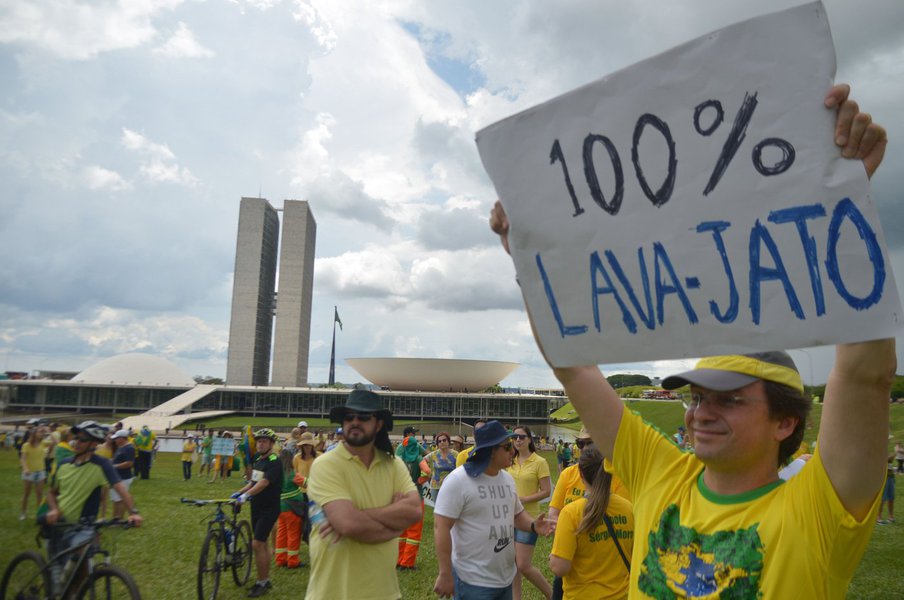 Brasília - O Movimento Vem Pra Rua realiza manifestações em todo o país. O ato é em apoio à Operação Lava Jato e contra a corrupção e a forma de se fazer política no Brasil (Marcello Casal Jr/Agência Brasil) (Foto: Leonardo Attuch) Brasília - O Movimento Vem Pra Rua realiza manifestações em todo o país. O ato é em apoio à Operação Lava Jato e contra a corrupção e a forma de se fazer política no Brasil (Marcello Casal Jr/Agência Brasil)