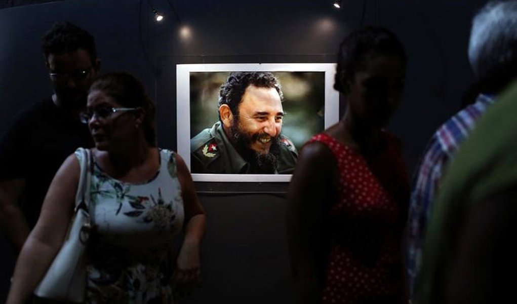 People look at a picture of Cuba's former President Fidel Castro during the opening of the exhibition "Fidel" in Havana, Cuba, August 12, 2016. REUTERS/Alexandre Meneghini (Foto: Alex Solnik) People look at a picture of Cuba's former President Fidel Castro during the opening of the exhibition "Fidel" in Havana, Cuba, August 12, 2016. REUTERS/Alexandre Meneghini