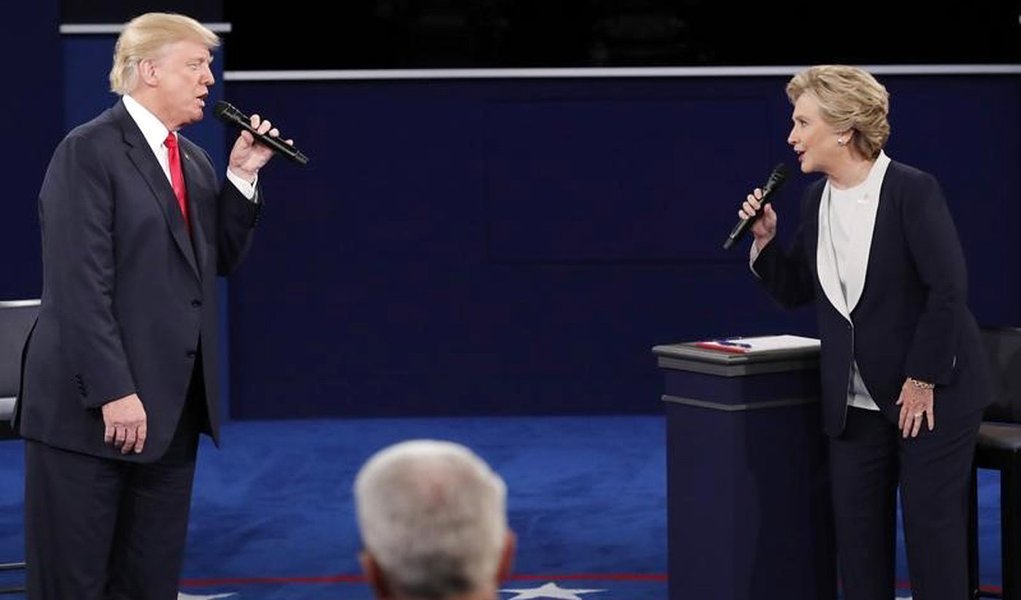 Republican U.S. presidential nominee Donald Trump and Democratic U.S. presidential nominee Hillary Clinton speak during their presidential town hall debate at Washington University in St. Louis, Missouri, U.S., October 9, 2016. REUTERS/Jim Young (Foto: Leonardo Attuch) Republican U.S. presidential nominee Donald Trump and Democratic U.S. presidential nominee Hillary Clinton speak during their presidential town hall debate at Washington University in St. Louis, Missouri, U.S., October 9, 2016. REUTERS/Jim Young