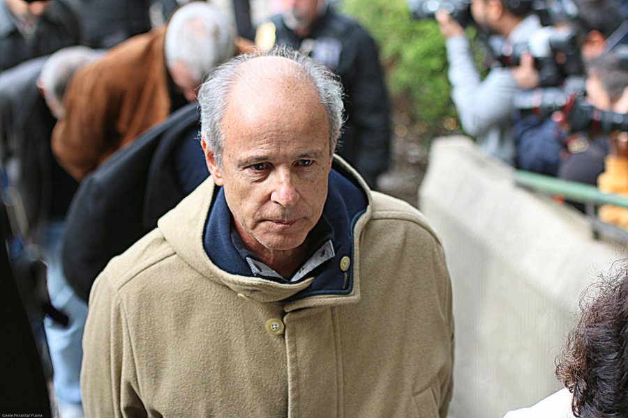 CURITIBA, PR, 20.06.2015: OPERAÇÃO-LAVA JATO - Otávio Marques de Azevedo, presidente da Andrade Gutierrez é encaminhado para o IML de Curitiba (PR), na manhã deste sábado (20). (Foto: Gisele Pimenta/Frame/Folhapress) (Foto: Giuliana Miranda) CURITIBA, PR, 20.06.2015: OPERAÇÃO-LAVA JATO - Otávio Marques de Azevedo, presidente da Andrade Gutierrez é encaminhado para o IML de Curitiba (PR), na manhã deste sábado (20). (Foto: Gisele Pimenta/Frame/Folhapress)