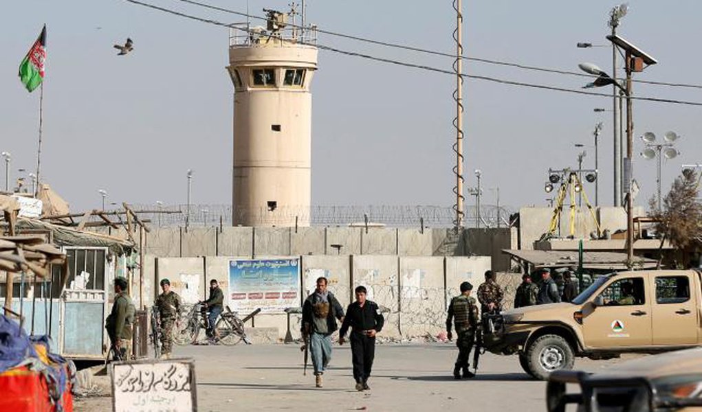 Afghan National Army (ANA) soldiers and police keep watch outside the Bagram Airfield entrance gate, after an explosion at the NATO air base, north of Kabul, Afghanistan November 12, 2016. REUTERS/Omar Sobhani (Foto: Aquiles Lins) Afghan National Army (ANA) soldiers and police keep watch outside the Bagram Airfield entrance gate, after an explosion at the NATO air base, north of Kabul, Afghanistan November 12, 2016. REUTERS/Omar Sobhani