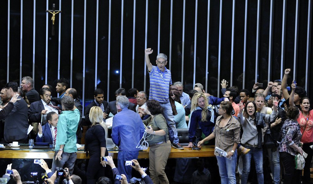 Brasília- DF- Brasil- 16/11/2016- Manifestantes invadem o plenário da Câmara dos Deputados. Foto: Lucio Bernardo Jr./ Câmara dos Deputados (Foto: Giuliana Miranda) Brasília- DF- Brasil- 16/11/2016- Manifestantes invadem o plenário da Câmara dos Deputados. Foto: Lucio Bernardo Jr./ Câmara dos Deputados