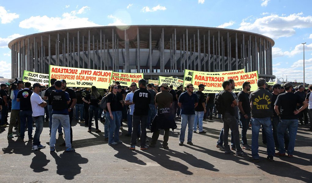 Brasília - Policiais Civis do Distrito Federal em greve protestam no estacionamento do estádio Mané Garrincha (Wilson Dias/Agência Brasil) (Foto: Gisele Federicce) Brasília - Policiais Civis do Distrito Federal em greve protestam no estacionamento do estádio Mané Garrincha (Wilson Dias/Agência Brasil)