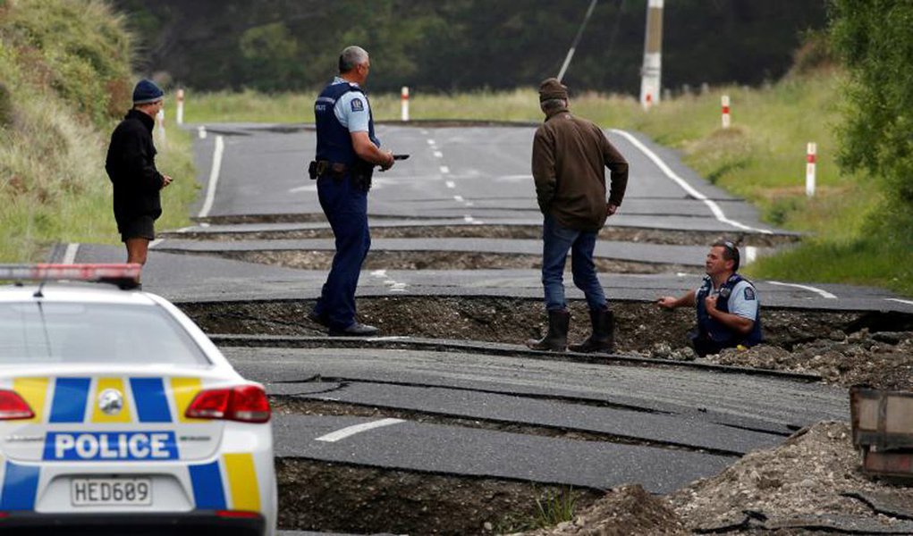 Policemen and locals look at damage following an earthquake, along State Highway One near the town of Ward, south of Blenheim on New Zealand's South Island, November 14, 2016. REUTERS/Anthony Phelps (Foto: Gisele Federicce) Policemen and locals look at damage following an earthquake, along State Highway One near the town of Ward, south of Blenheim on New Zealand's South Island, November 14, 2016. REUTERS/Anthony Phelps