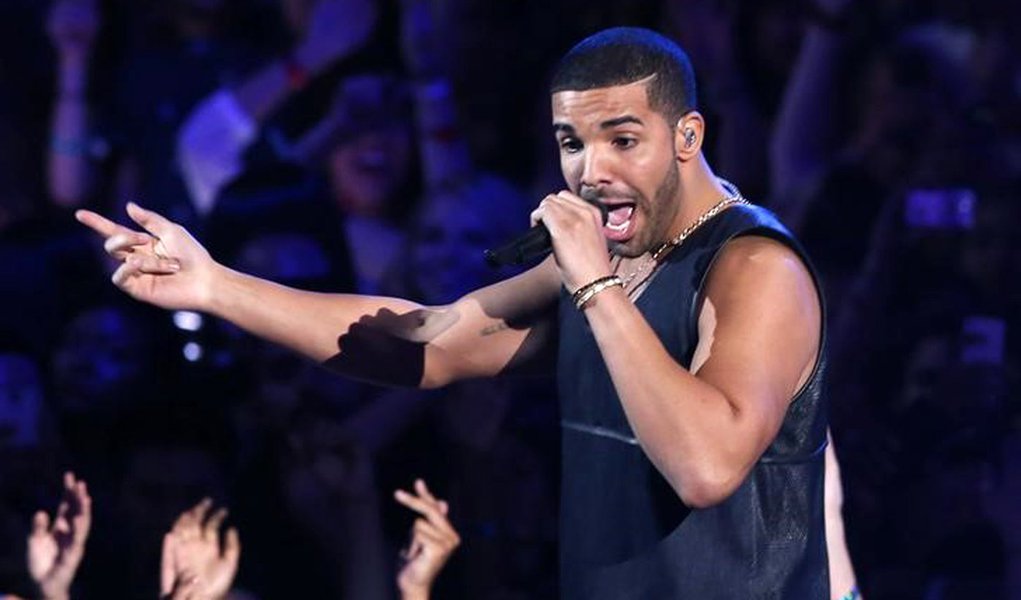 Drake performs "Hold On, We're Going Home" during the 2013 MTV Video Music Awards in New York August 25, 2013. REUTERS/Lucas Jackson/Files (Foto: Paulo Emílio) Drake performs "Hold On, We're Going Home" during the 2013 MTV Video Music Awards in New York August 25, 2013. REUTERS/Lucas Jackson/Files