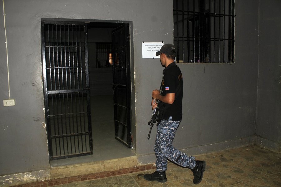 Guarda vigia prisão nas Filipinas (Foto: Paulo Emílio) Guarda vigia prisão nas Filipinas