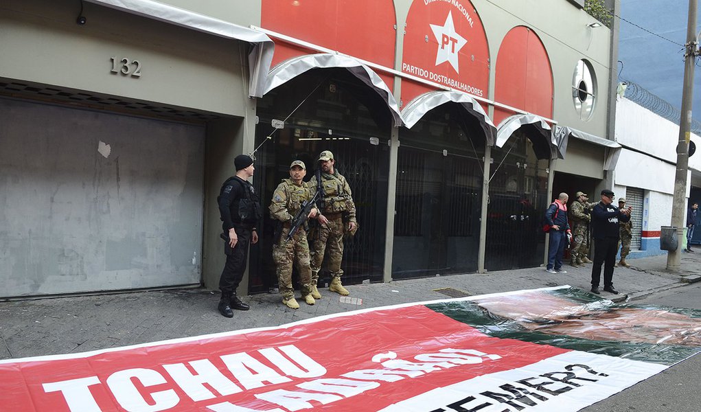 São Paulo - A Polícia Federal cumpre mandado de busca e apreensão como parte da Operação Custo Brasil na sede do Partido dos Trabalhadores, na capital paulista (Rovena Rosa/Agência Brasil) (Foto: Aquiles Lins) São Paulo - A Polícia Federal cumpre mandado de busca e apreensão como parte da Operação Custo Brasil na sede do Partido dos Trabalhadores, na capital paulista (Rovena Rosa/Agência Brasil)
