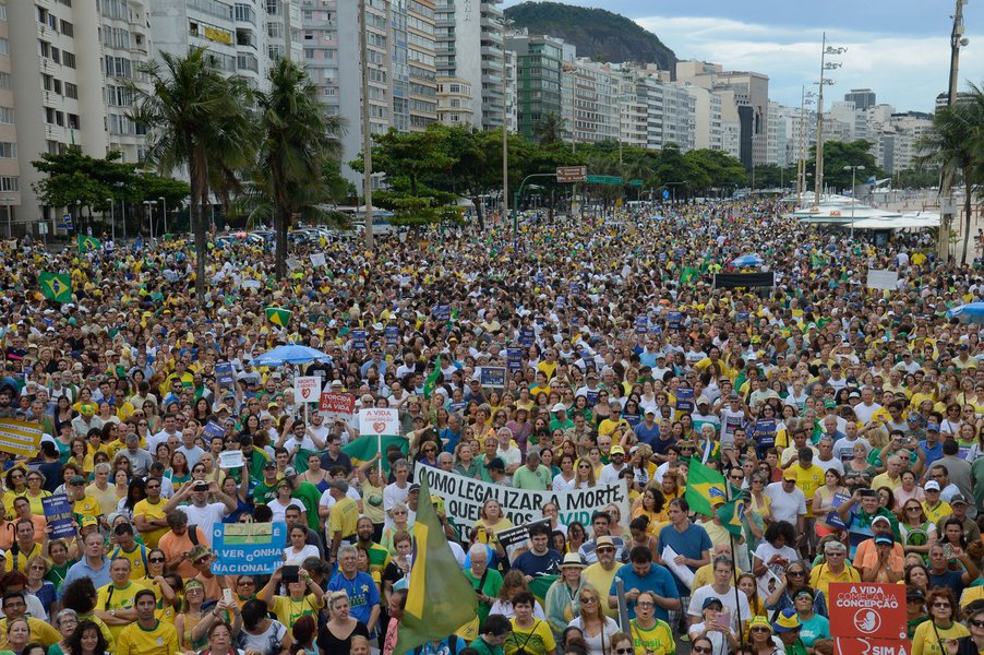 Rio de Janeiro - Manifestantes protestam na praia de Copacabana, na manhã de hoje (4), a favor da Lava Jato e do juíz Sergio Moro. (Tomaz Silva/Agência Brasil) (Foto: Chico Vigilante) Rio de Janeiro - Manifestantes protestam na praia de Copacabana, na manhã de hoje (4), a favor da Lava Jato e do juíz Sergio Moro. (Tomaz Silva/Agência Brasil)