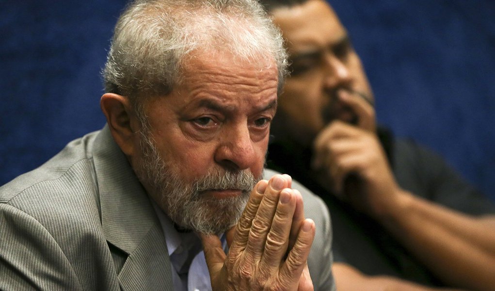 Brasília - O ex-presidente Luiz Inácio Lula da Silva assiste a presidenta afastada, Dilma Rousseff, fazer sua defesa durante sessão de julgamento do impeachment no Senado ( Marcelo Camargo/Agência Brasil) (Foto: Benedito Tadeu César) Brasília - O ex-presidente Luiz Inácio Lula da Silva assiste a presidenta afastada, Dilma Rousseff, fazer sua defesa durante sessão de julgamento do impeachment no Senado ( Marcelo Camargo/Agência Brasil)