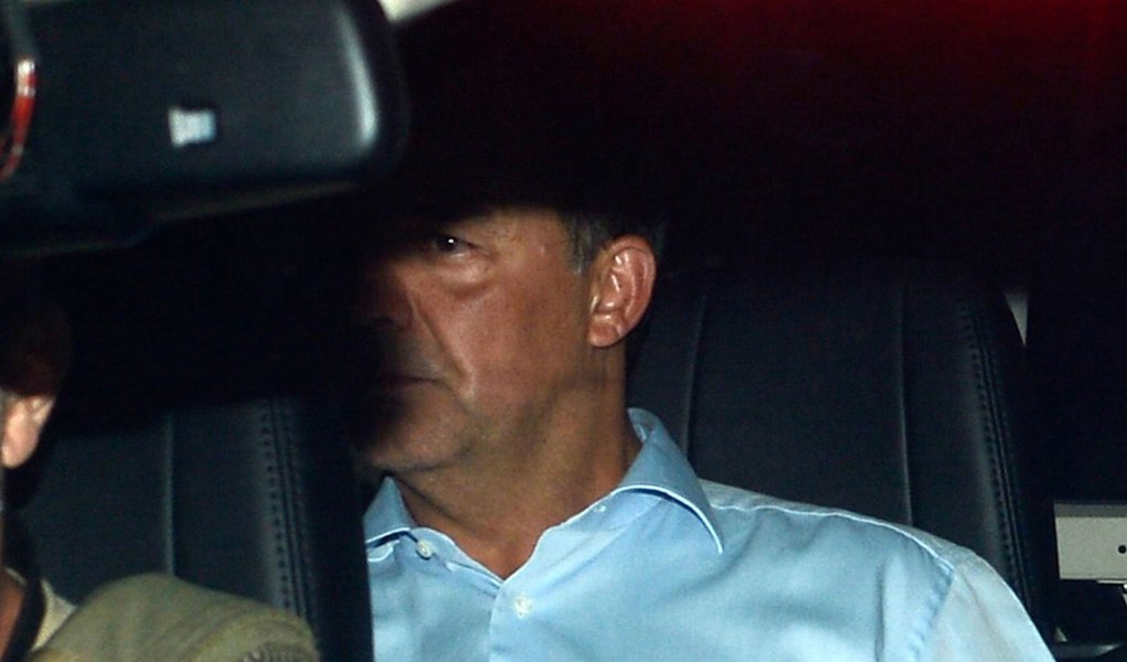 Rio de Janeiro - O ex-governador do Rio de Janeiro Sérgio Cabral é levado preso na operação Lava Jato em viatura da Polícia Federal na sede na Praça Mauá (Fernando Frazão/Agência Brasil) (Foto: Gisele Federicce) Rio de Janeiro - O ex-governador do Rio de Janeiro Sérgio Cabral é levado preso na operação Lava Jato em viatura da Polícia Federal na sede na Praça Mauá (Fernando Frazão/Agência Brasil)