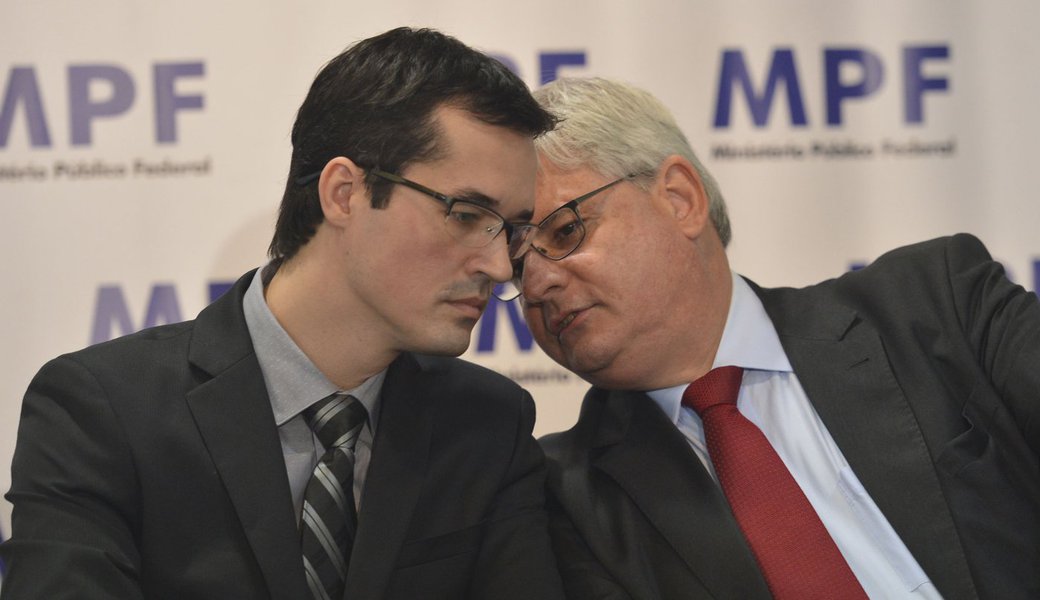Cerimônia de devolução a Petrobras de valores recuperados pela Operação Lavajato. E/D: Deltan Dallagnol, coordenador da Operação e o procurador Rodrigo Janot (José Cruz/Agência Brasil) (Foto: Giuliana Miranda) Cerimônia de devolução a Petrobras de valores recuperados pela Operação Lavajato. E/D: Deltan Dallagnol, coordenador da Operação e o procurador Rodrigo Janot (José Cruz/Agência Brasil)