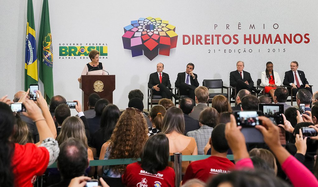 Brasília - DF, 11/12/2015. Presidenta Dilma Rousseff durante cerimônia de entrega do Prêmio Direitos Humanos 2015 - 21ª Edição. Foto: Roberto Stuckert Filho/PR (Foto: Gisele Federicce) Brasília - DF, 11/12/2015. Presidenta Dilma Rousseff durante cerimônia de entrega do Prêmio Direitos Humanos 2015 - 21ª Edição. Foto: Roberto Stuckert Filho/PR