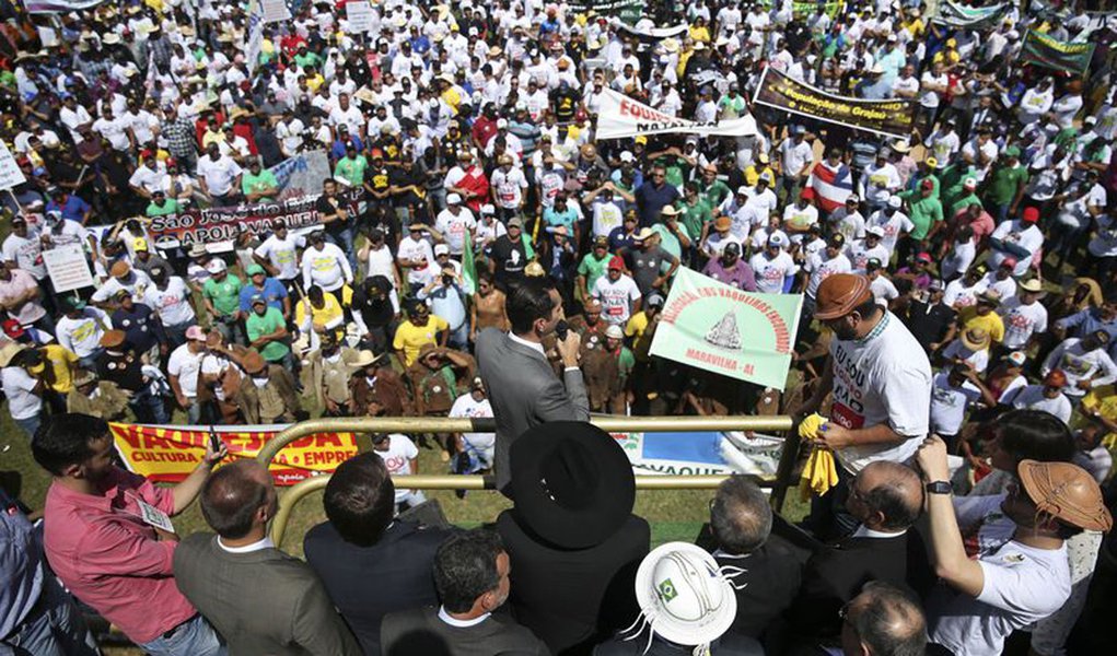 Bras�lia - Vaqueiros e trabalhadores de vaquejadas assistem missa na Esplanada dos minist�rios (Jos� Cruz/Ag�ncia Brasil) (Foto: Chico D’Angelo) Bras�lia - Vaqueiros e trabalhadores de vaquejadas assistem missa na Esplanada dos minist�rios (Jos� Cruz/Ag�ncia Brasil)