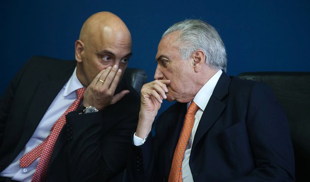 Brasília- O ministro da Justiça, Alexandre de Moraes e o presidente interino Michel Temer participam da posse do novo defensor da Defensoria Pública da União, Carlos Eduardo Barbosa Paz (Valter Campanato/Agência Brasil) (Foto: Thiago Dhatt) Brasília- O ministro da Justiça, Alexandre de Moraes e o presidente interino Michel Temer participam da posse do novo defensor da Defensoria Pública da União, Carlos Eduardo Barbosa Paz (Valter Campanato/Agência Brasil)