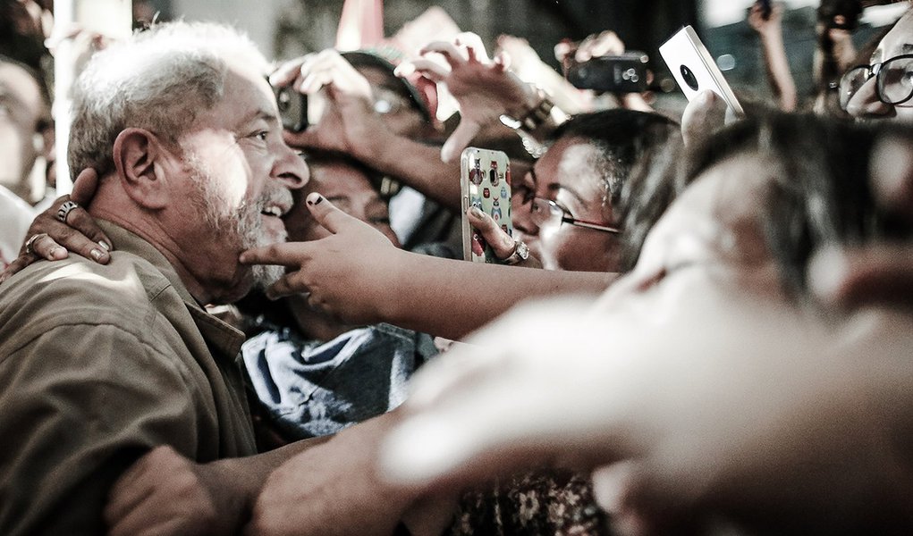 28/09/2016- Campinas- SP, Brasil- Ex-presidente Luiz Inácio Lula da Silva participa de caminhada com o candidato a prefeitura de Campinas, Marcio Pochmann. Foto: Ricardo Stuckert / Instituto Lula (Foto: Aquiles Lins) 28/09/2016- Campinas- SP, Brasil- Ex-presidente Luiz Inácio Lula da Silva participa de caminhada com o candidato a prefeitura de Campinas, Marcio Pochmann. Foto: Ricardo Stuckert / Instituto Lula