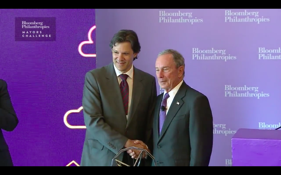 Fernando Haddad vence o Mayors Challenge 2016 e recebe o prêmio Michael Bloomberg (Foto: Giuliana Miranda) Fernando Haddad vence o Mayors Challenge 2016 e recebe o prêmio Michael Bloomberg
