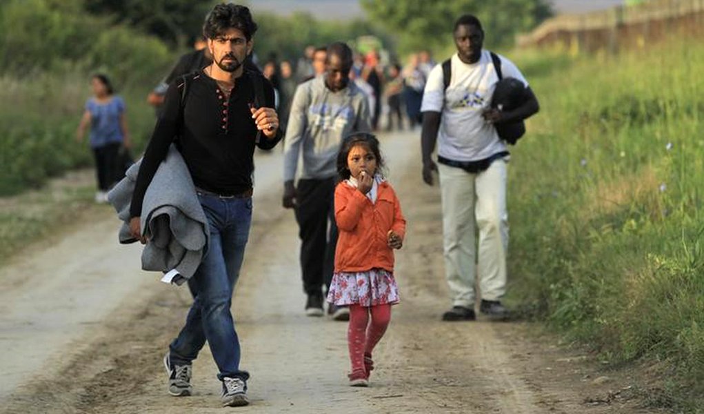 Grupo de imigrantes em Sid, próximo a fronteira entre Sérvia e Croácia. 16/09/2015 REUTERS/Antonio Bronic (Foto: Cristovam Buarque) Grupo de imigrantes em Sid, próximo a fronteira entre Sérvia e Croácia. 16/09/2015 REUTERS/Antonio Bronic