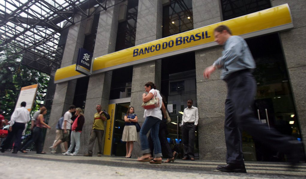 Brasil, Rio de Janeiro, RJ. 22/06/2010. Pedestres caminham em frente � fachada de ag�ncia do Banco do Brasil, no centro do Rio de Janeiro. - Cr�dito:PAULO VITOR/AG�NCIA ESTADO/AE/Codigo imagem:81162 (Foto: Gisele Federicce) Brasil, Rio de Janeiro, RJ. 22/06/2010. Pedestres caminham em frente � fachada de ag�ncia do Banco do Brasil, no centro do Rio de Janeiro. - Cr�dito:PAULO VITOR/AG�NCIA ESTADO/AE/Codigo imagem:81162