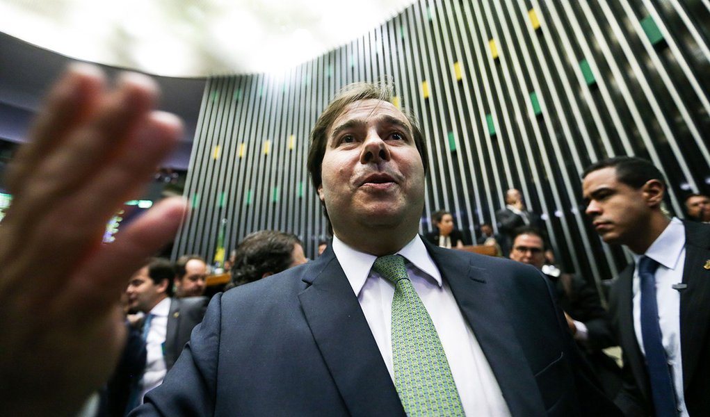 Brasília - Rodrigo Maia cumprimenta deputados após discursar durante sessão para eleição do presidente da Câmara dos Deputados e demais membros da mesa diretora (Marcelo Camargo/Agência Brasil) (Foto: Giuliana Miranda) Brasília - Rodrigo Maia cumprimenta deputados após discursar durante sessão para eleição do presidente da Câmara dos Deputados e demais membros da mesa diretora (Marcelo Camargo/Agência Brasil)