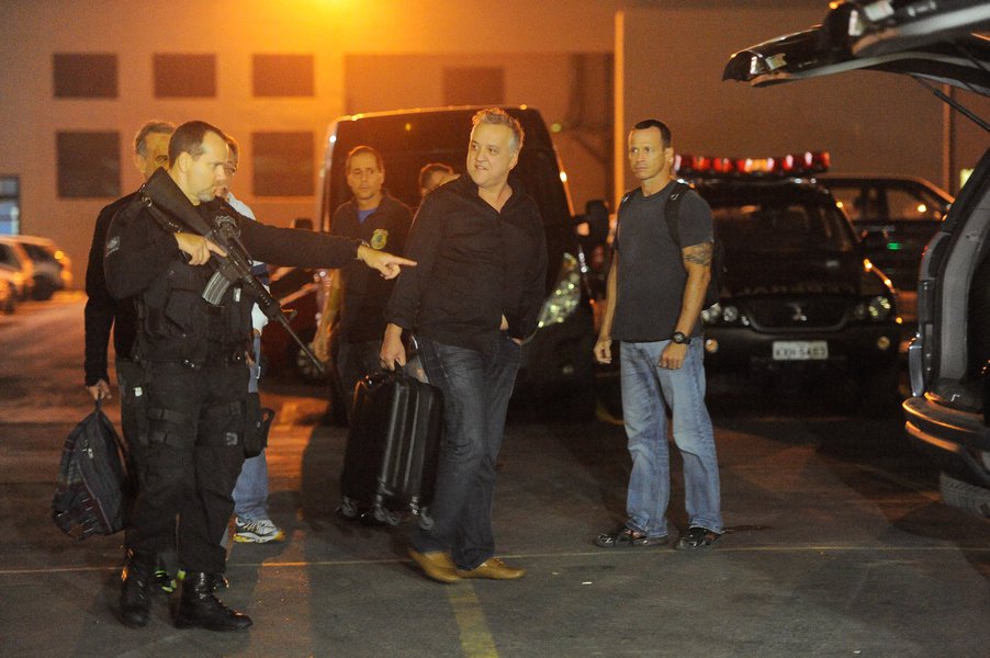 Rio de Janeiro - O empresário Carlinhos Cachoeira embarca na viatura da Polícia Federal na Praça Mauá, presos na Operação Saqueador (Fernando Frazão/Agência Brasil) (Foto: José Barbacena) Rio de Janeiro - O empresário Carlinhos Cachoeira embarca na viatura da Polícia Federal na Praça Mauá, presos na Operação Saqueador (Fernando Frazão/Agência Brasil)