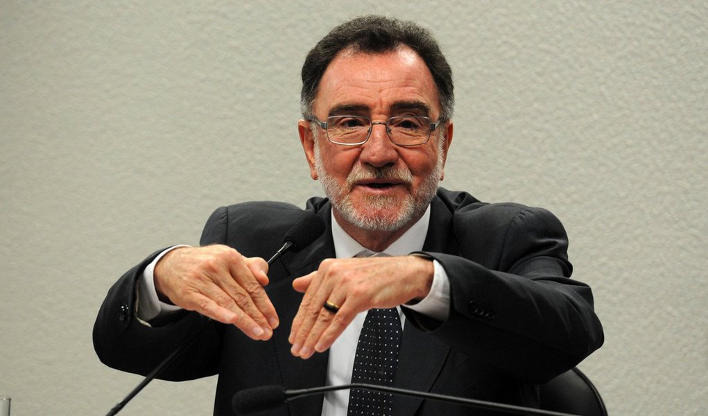 A Comissão de Agricultura e Reforma Agrária (CRA) realiza audiência pública com o ministro Patrus Ananias, para conhecer as diretrizes e os programas prioritários do Ministério do Desenvolvimento Agrário (Antonio Cruz/Agência Brasil) (Foto: Leonardo Lucena) A Comissão de Agricultura e Reforma Agrária (CRA) realiza audiência pública com o ministro Patrus Ananias, para conhecer as diretrizes e os programas prioritários do Ministério do Desenvolvimento Agrário (Antonio Cruz/Agência Brasil)