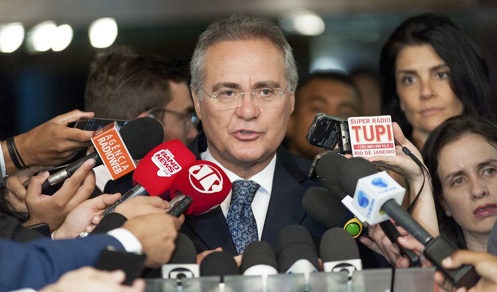 Presidente do Senado, senador Renan Calheiros (PMDB-AL), concede entrevista.
(Foto: Gisele Federicce)
Presidente do Senado, senador Renan Calheiros (PMDB-AL), concede entrevista.
