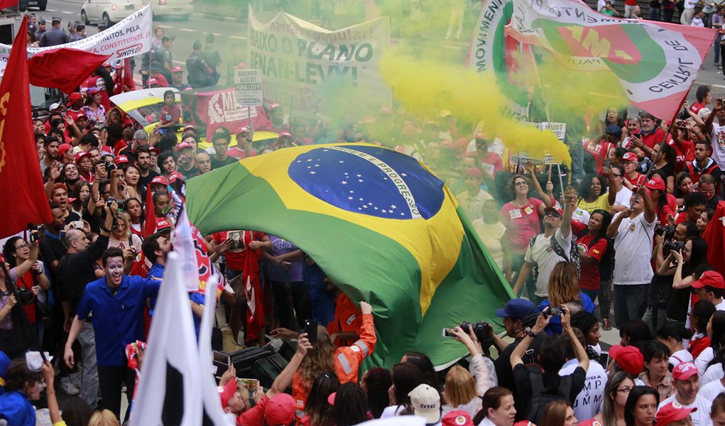 03/10/2015 - São Paulo - SP - Manifestantes da CUT realizaram um protesto “em defesa da Petrobras e da democracia” na manhã deste sábado (3) na Avenida Paulista. Foto: Paulo Pinto/ Agência PT (Foto: Chico D’Angelo) 03/10/2015 - São Paulo - SP - Manifestantes da CUT realizaram um protesto “em defesa da Petrobras e da democracia” na manhã deste sábado (3) na Avenida Paulista. Foto: Paulo Pinto/ Agência PT