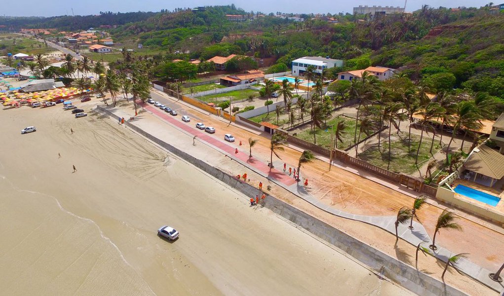 Trechos do calçamento que está sendo construído na orla do Araçagi e que estão praticamente concluídos. Foto: Divulgação (Foto: Voney Malta) Trechos do calçamento que está sendo construído na orla do Araçagi e que estão praticamente concluídos. Foto: Divulgação
