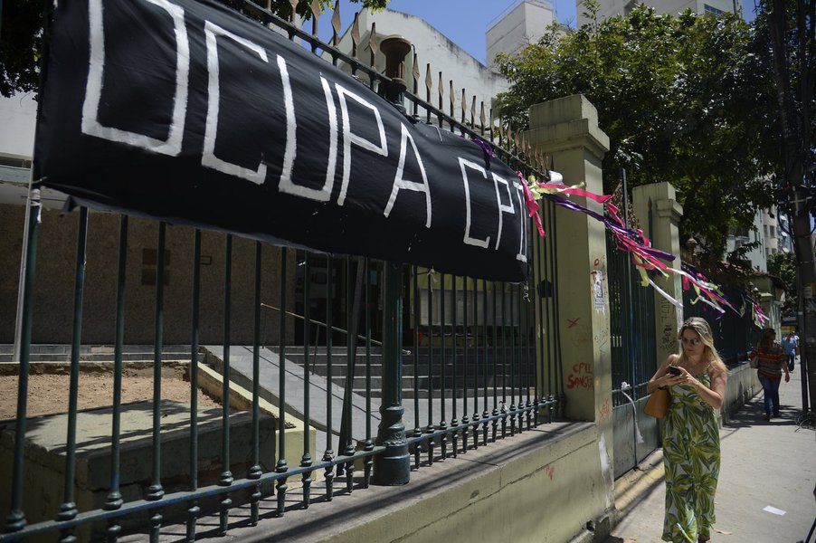 Rio de Janeiro - Estudantes secundaristas do colégio Pedro II, da unidade Humaitá, ocupam a escola desde ontem(31) em protesto contra a PEC 241 e a PEC 55. (Tânia Rêgo/Agência Brasil) (Foto: Leonardo Attuch) Rio de Janeiro - Estudantes secundaristas do colégio Pedro II, da unidade Humaitá, ocupam a escola desde ontem(31) em protesto contra a PEC 241 e a PEC 55. (Tânia Rêgo/Agência Brasil)