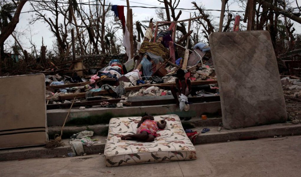 Two girls play amid the rubble after Hurricane Matthew in a street of Port-a-Piment, Haiti, October 9, 2016. REUTERS/Andres Martinez Casares (Foto: Paulo Emílio) Two girls play amid the rubble after Hurricane Matthew in a street of Port-a-Piment, Haiti, October 9, 2016. REUTERS/Andres Martinez Casares