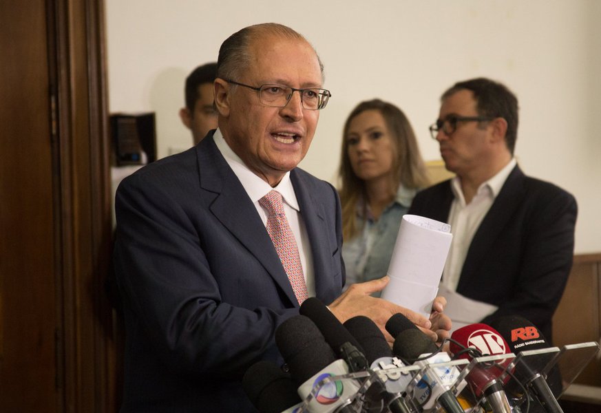 04/12/2015- São Paulo- SP- Brasil- O governador Geraldo Alckmin anunciou nesta sexta-feira (4) o adiamento da reorganização escolar. A coletiva foi realizada no Palácio dos Bandeirantes. (Foto: Aquiles Lins) 04/12/2015- São Paulo- SP- Brasil- O governador Geraldo Alckmin anunciou nesta sexta-feira (4) o adiamento da reorganização escolar. A coletiva foi realizada no Palácio dos Bandeirantes.