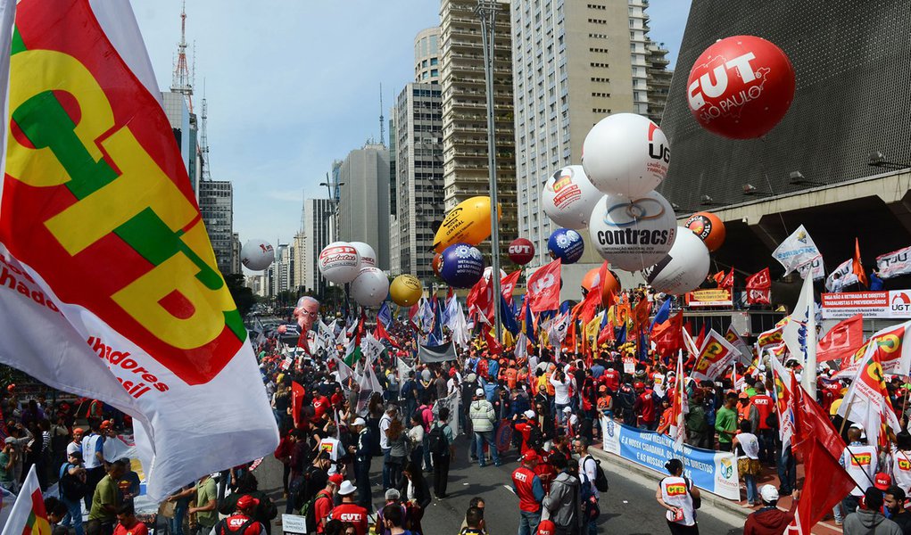 São Paulo - Centrais Sindicais (CUT, CTB, CSP, CGTB, Força Sindical, Intersindical, NCST e UGT) realizam ato Dia Nacional de Mobilização e Luta por Emprego e Garantia de Direitos, na Avenida Paulista (Rovena Rosa/Agência Brasil) (Foto: Gisele Federicce) São Paulo - Centrais Sindicais (CUT, CTB, CSP, CGTB, Força Sindical, Intersindical, NCST e UGT) realizam ato Dia Nacional de Mobilização e Luta por Emprego e Garantia de Direitos, na Avenida Paulista (Rovena Rosa/Agência Brasil)