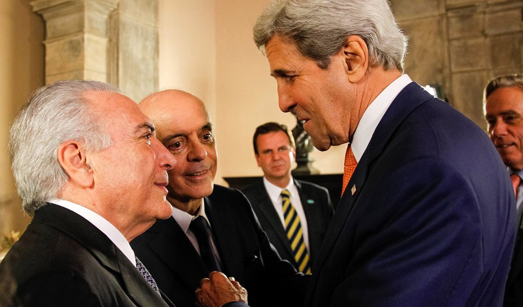 Rio de Janeiro - Presidente interino; Michel Temer; o ministro do MRE, José Serra; o governador Pezão; e o prefeito do Rio, Eduardo Paes; recebem o secretário de Estado norte-americano, John Kerry (Beto Barata/PR) (Foto: Emir Sader) Rio de Janeiro - Presidente interino; Michel Temer; o ministro do MRE, José Serra; o governador Pezão; e o prefeito do Rio, Eduardo Paes; recebem o secretário de Estado norte-americano, John Kerry (Beto Barata/PR)