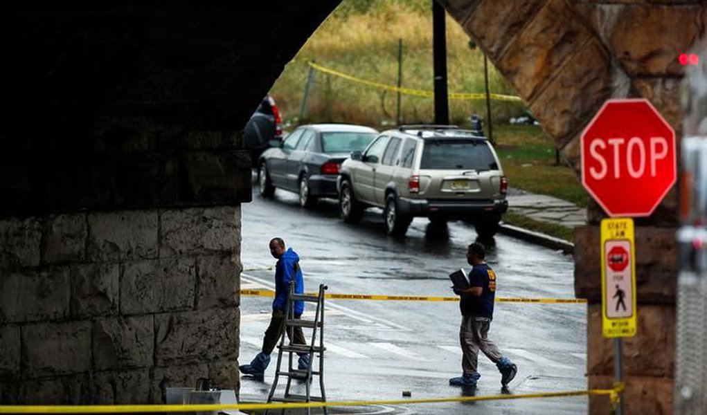 Federal Bureau of Investigation (FBI) officials walk near the area where an explosive device left at a train station was detonated by the authorities in Elizabeth, New Jersey, U.S., September 19, 2016. REUTERS/Eduardo Munoz (Foto: Paulo Emílio) Federal Bureau of Investigation (FBI) officials walk near the area where an explosive device left at a train station was detonated by the authorities in Elizabeth, New Jersey, U.S., September 19, 2016. REUTERS/Eduardo Munoz