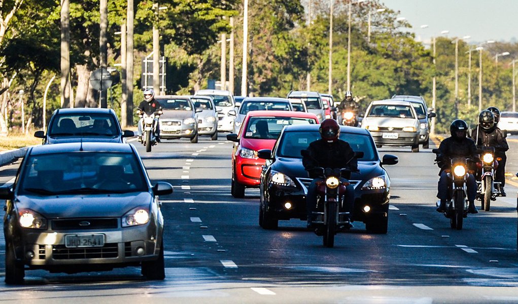 Brasília - A partir de hoje (8), o uso do farol baixo aceso durante o dia em rodovias é obrigatório. (Foto: Charles Nisz) Brasília - A partir de hoje (8), o uso do farol baixo aceso durante o dia em rodovias é obrigatório.