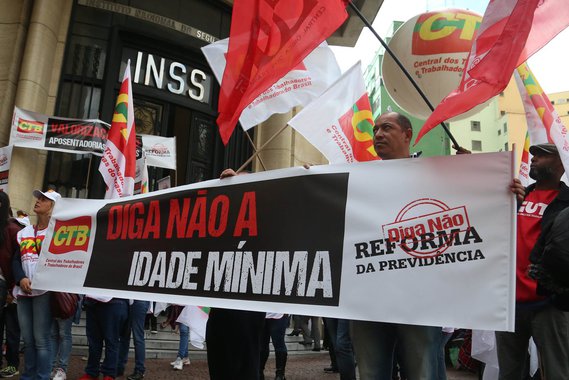 São Paulo 31/05/2016 Manifestação em frente ao INSS no Viaduto Santa Ifigênia, contra a Reforma da Previdencia. Foto Paulo Pinto/Agencia PT (Foto: Márcio Ayer) São Paulo 31/05/2016 Manifestação em frente ao INSS no Viaduto Santa Ifigênia, contra a Reforma da Previdencia. Foto Paulo Pinto/Agencia PT