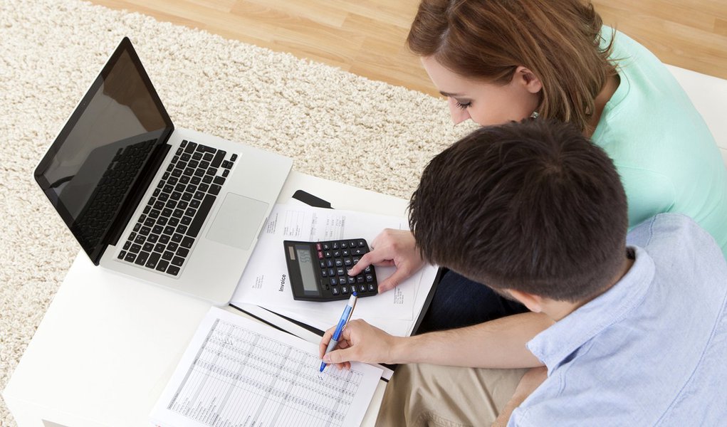 Young couple calculating budget (Foto: Leonardo Lucena) Young couple calculating budget