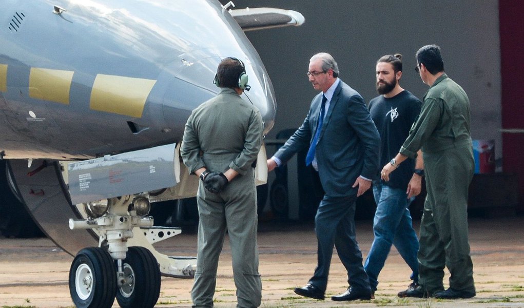Brasília - O ex-presidente da Câmara dos Deputados, Eduardo Cunha, embarca para Curitiba após ser preso pela Polícia Federal. (Wilson Dias/Agência Brasil) (Foto: Aquiles Lins) Brasília - O ex-presidente da Câmara dos Deputados, Eduardo Cunha, embarca para Curitiba após ser preso pela Polícia Federal. (Wilson Dias/Agência Brasil)