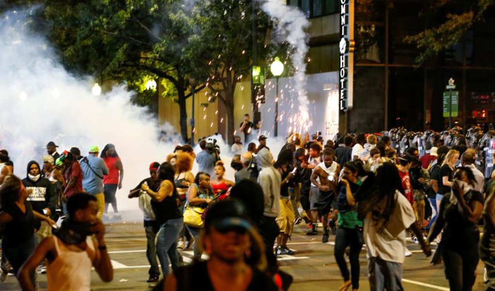People run from flash-bang grenades in uptown Charlotte, NC during a protest of the police shooting of Keith Scott, in Charlotte, North Carolina, U.S. September 21, 2016. REUTERS/Jason Miczek (Foto: Paulo Emílio) People run from flash-bang grenades in uptown Charlotte, NC during a protest of the police shooting of Keith Scott, in Charlotte, North Carolina, U.S. September 21, 2016. REUTERS/Jason Miczek