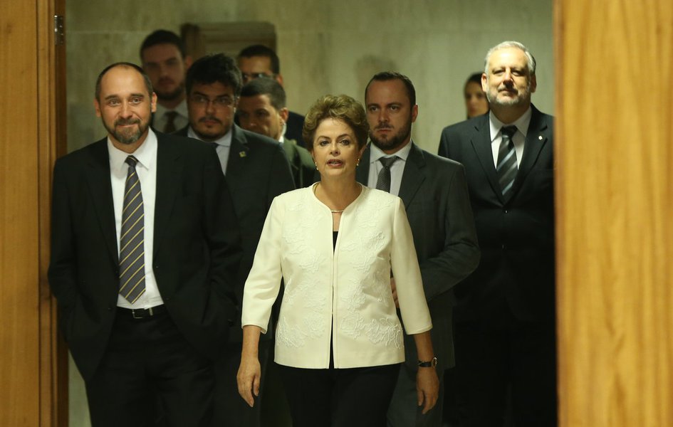 Brasília- DF 02-12-2015 Foto Lula Marques/Agência PT Presidenta Dilma durante pronunciamento. (Foto: Mauro Santayanna) Brasília- DF 02-12-2015 Foto Lula Marques/Agência PT Presidenta Dilma durante pronunciamento.