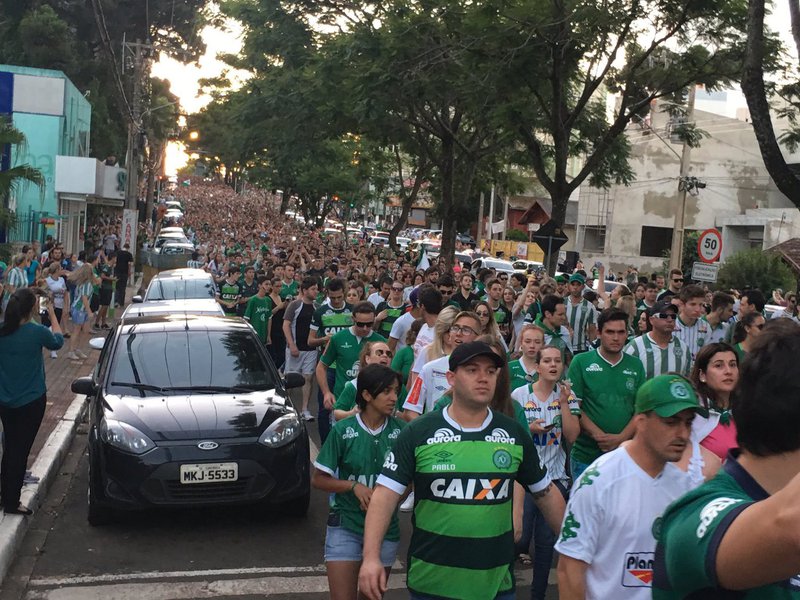 Moradores de Chapecó vão às ruas após tragédia com elenco da Chapecoense (Foto: Leonardo Attuch) Moradores de Chapecó vão às ruas após tragédia com elenco da Chapecoense