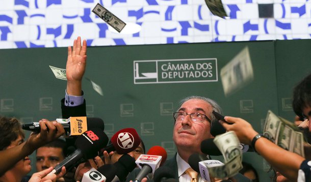 Brasília- DF 04-11-2015 Foto Lula Marques/Agência PT Presidente Eduardo Cunha recebe um pacote de Dollar no rosto, durante entrevista a imprensa no salão verde. (Foto: Alex Solnik) Brasília- DF 04-11-2015 Foto Lula Marques/Agência PT Presidente Eduardo Cunha recebe um pacote de Dollar no rosto, durante entrevista a imprensa no salão verde.